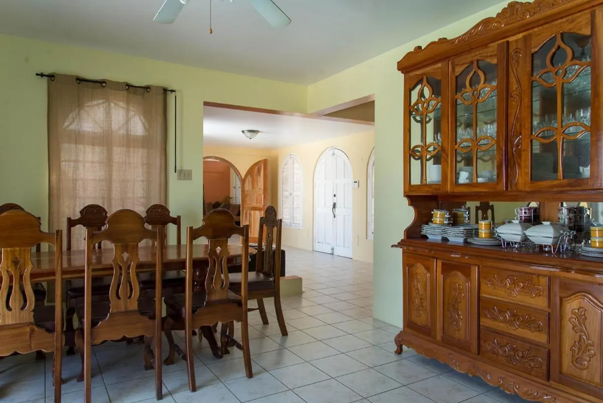 מונטגו ביי Hatfield South Villa 0*, מונטגו ביי