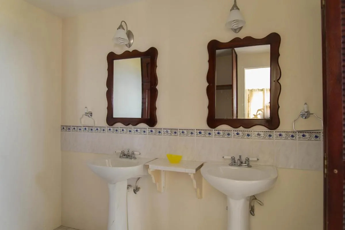מונטגו ביי Hatfield South Villa 0*, מונטגו ביי